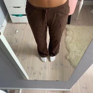 Lågmidjade bruna linnebyxor  - bruna linnebyxor, använt fåtal gånger