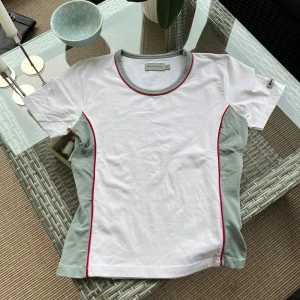 Tränings t-shirt - Säljer vit t-shirt med grå och röda detaljer. Storlek S. 90% polyamid och 10% lyckra