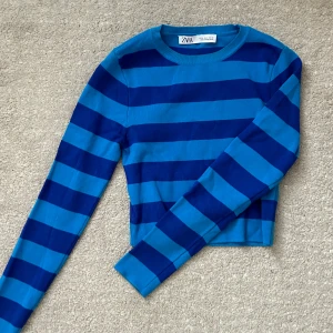 Randig topp - Topp från zara, endast använd ett fåtal gånger. Storlek M, men skulle säga att det är mer som en S