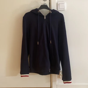 Moncler kofta - Säljer min Moncler kofta då jag ej använder den längre (använd ca 3-4), storlek XL men passar L. 