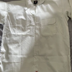 Kortärmad skjorta - Oanvänd vit dickies skjorta, kortärmad. 