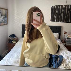 Jag säljer min jättefina mysiga ljusgula hoodie från Bikbok som inte finns att köpa längre! 💛🌼