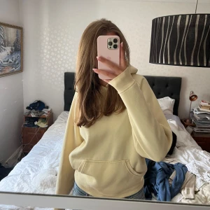 Ljusgul hoodie  - Jag säljer min jättefina mysiga ljusgula hoodie från Bikbok som inte finns att köpa längre! 💛🌼