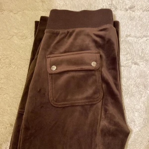 Juciy couture byxor - Ett par bruna juciys de är knappt använda alls💞skriv för frågor så svarar jag så snabbt jag kan!