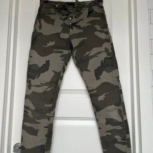 Kamouflagejeans - Aldrig använt dem