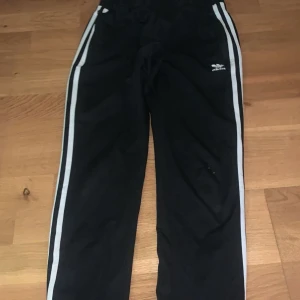 Addidas byxor  - Skitsnygga addidas byxor typ nya i super bra kvalitet, finns också dragkedja på slutet av byxorna om du vill öppna eller ha stängda stidor. Storleken 34(xs) 