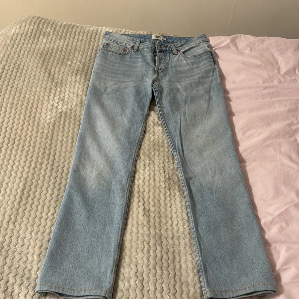 Hej jag säljer mina Icon jeans ifrån Lager 157 då dem inte passar, dem är inte användbar någonting alls men lappen är borttagen och dem är tvättade i tvättmaskin😊 köpta dem för 400kr och uppmuntrar till snabb affär❣️Dem är lågmidjade och helt straight. Jeans & Byxor.