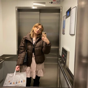 Rosa volangklänning 💕 - Jättefin klänning med krage från NA-KD! På första bilden täcks en del av klänningen av jackan men som man kan se på övriga bilder är den så söt. Jag har använt den en del så det finns tecken men den är ändå i gott skick! Skriv gärna vid fråga🌸