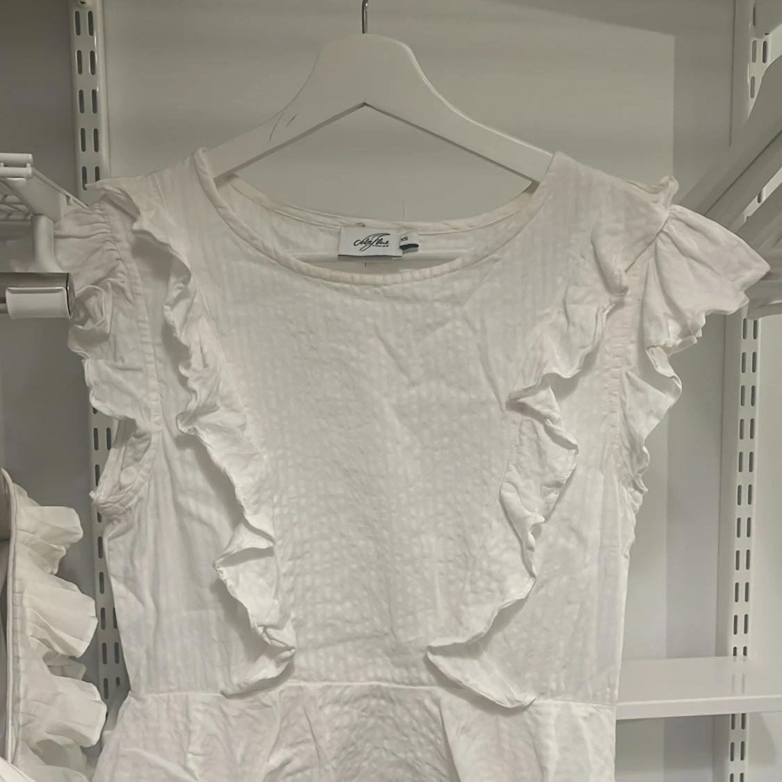 Vit klänning med volanger från Célia Sun - 92