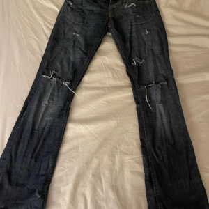 Lågmidjade jeans med hål - Supercoola jeans som jag inte använder längre. Köpta secondhand!