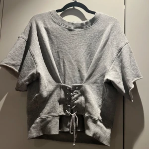 Knyttröja - Skitsnygg tröja som jag tyvärr inte får användning för, det står L som storlek men skulle säga att den passar S,M och L bra. Själv är jag en S