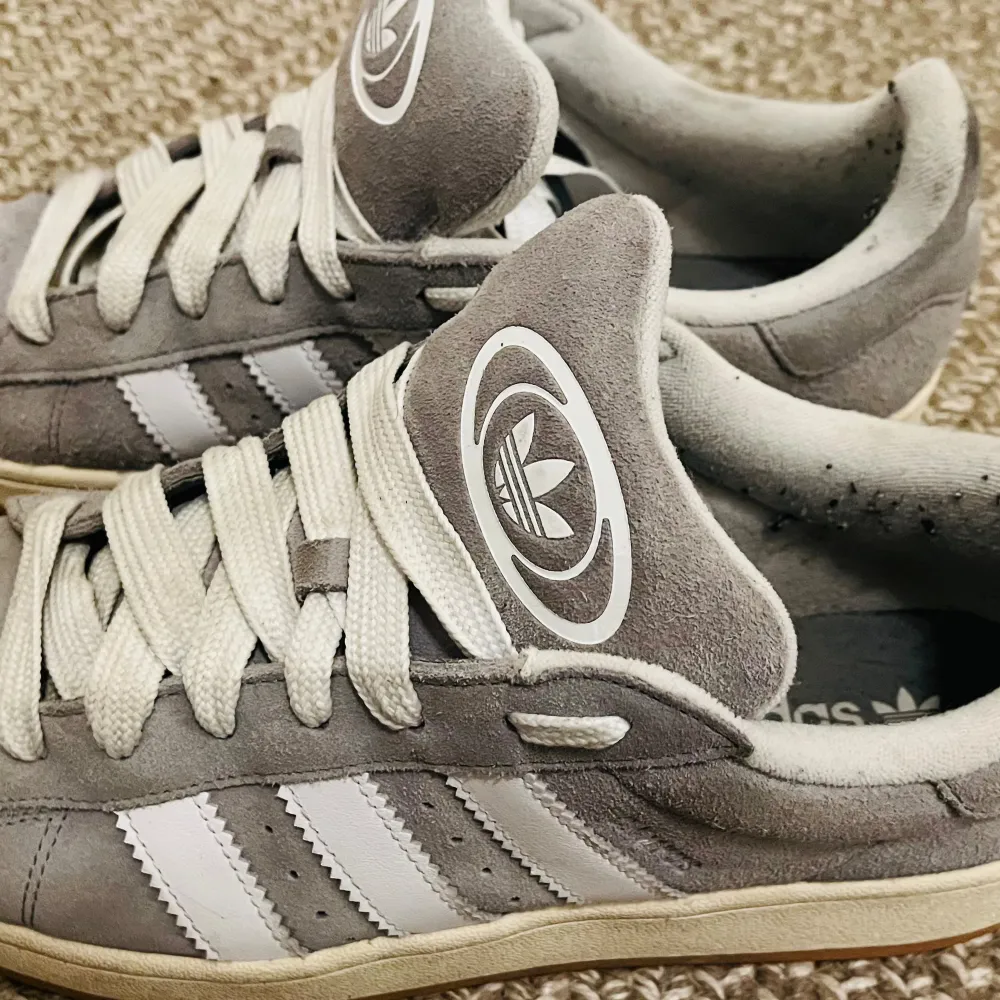 Säljer ett par fräscha Adidas Sneakers, modell Campus 00’s.  Nypris 1300kr. Inköpta maj 2024.  Fint skick!. Skor.