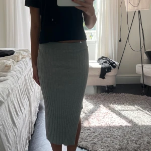 Långkjol - Super fin grå ribbstickad långkjol från grunt, super fint skick!💕💕 storleken m/L men jag har vanligtvis xxs-xs och den passar🥰