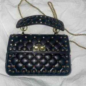 Valentino väska - Säljer denna superfina valentino rockstudd kopian. Använd två gånger men kommer inte till användning tyvärr :(