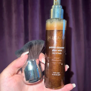 Hickaps Shimmer mist  - Hickaps Golden shimmer glow mist med medföljande borste.  Jätte fin mist som man får en fin brun färg av samtidigt som du får ett glow.  använd väldigt få gånger. 