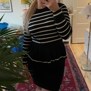 Salt tröja  - Stickad skön och mjuk tröja med en volang i mitten ser stilren ut, den är inte helt svart utan väldigt mörk marin blå. Använt cirka 2 gånger helt i ny skick 