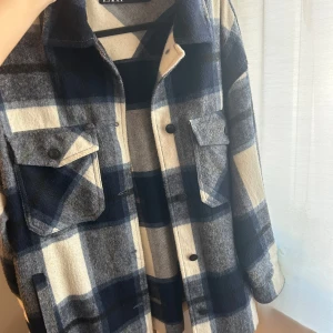 Jacka - säljer denna kappa som va mycket populär för några år sedan från zara, säljer då de ej är min stil längre!