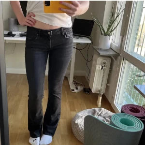 Jeans  - Säljer mina svarta zara jeans som inte finns längre. Då jag redan har för många  jeans💕