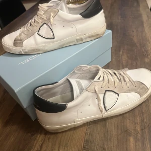 Philippe Model  - Hej jag säljer nu mina Philippe model i storlek 46 men passar 45, Skick 8,5 / 10  Vid köp görs en rengöring av skorna så dem blir som nya, box och taggs ingår. Priset ej hugget i sten 