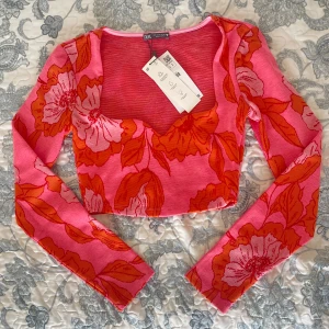 Topp - En långärmad topp från zara, del av ett set!🧡💖(matchande byxa finns i min profil)  HELT OANVÄND