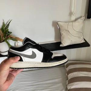 Nike Jordan low  - Ett par jordan low i grå färg, bra skick och lådan ingår, vid snabb affär är pris diskuterbart 