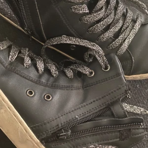 Golden Goose liknande skor - Jag säljer ett par golden goose liknade skor från geox💞. Köpte för runt 900 kr och säljer de för 450 kr. Priset kan dock diskuteras. De är i storlek 38 men är lite större i storleken så skulle säga 38,5 - 39❣️