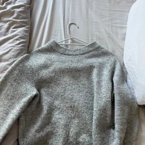 Grå stickad tröja  - Stickad tröja från vero Moda 