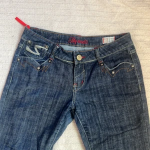 Skitsnygga lågmidjade y2k bootcut jeans. Säljer för att dem inte passade på mig😭 köpta för 300 kr här på Plick❤️ - Väldigt bra skick, ”size 31”, lågmidjat, bootcut❤️