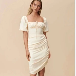 Adoore Palermo krämvit - Stl 40, prislappen borttagen men endast testat. I nyskick   