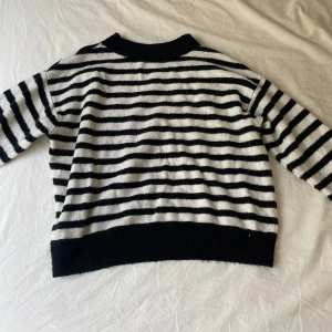 Randig stickad tröja  - Fin stickad tröja! Perfekt nu till hösten💕