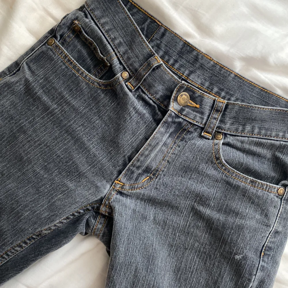 Sjukt snygga gråa jeans! Säljer för att de är tyvärr för korta för mig🫶 Jag är ungefär 160! De är i strl 152 men passar xxs💕 de är raka i benen💝. Jeans & Byxor.