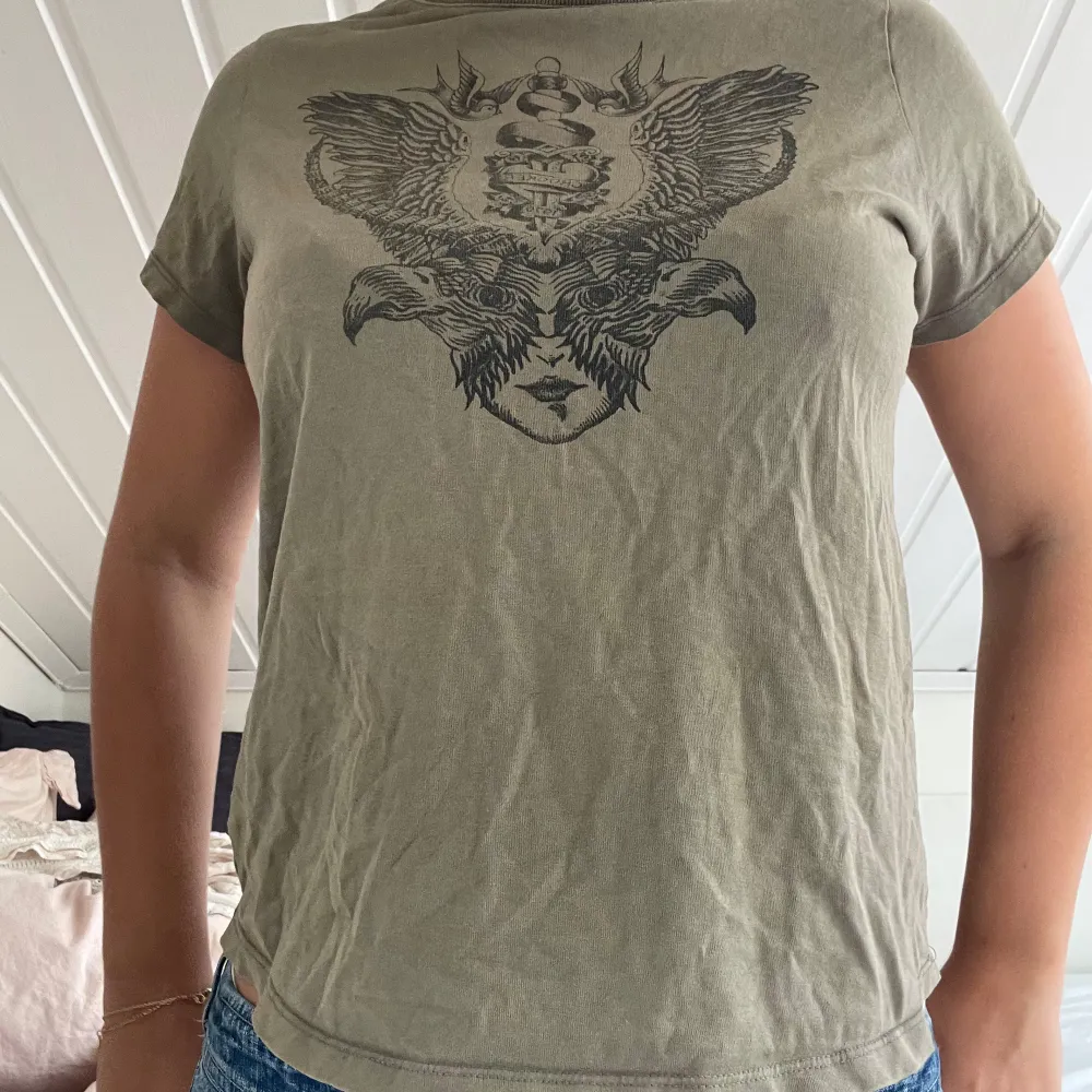 Så snygg mörkgrön/militärgrön tröja med coolt tryck på framsidan!. T-shirts.