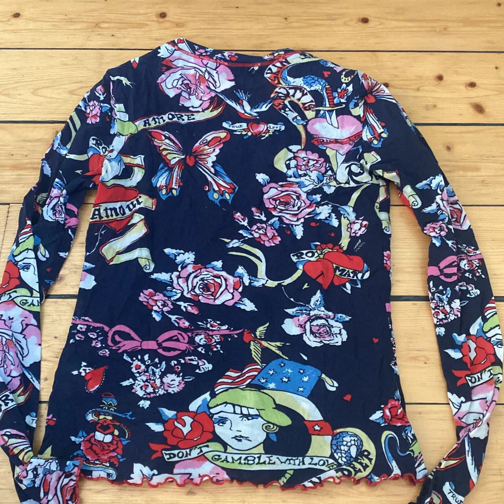 Cool ed hardy liknande långärmad i meshmaterial! Fint skick. Tröjor & Koftor.