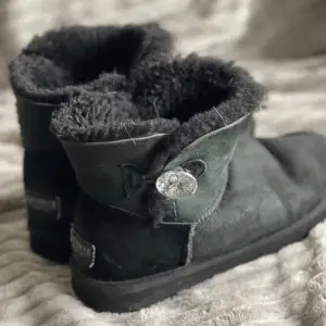 Begagnadade uggs i storlek 38 Lite slitna men väl fungerande har en gullig diamants på sidan 