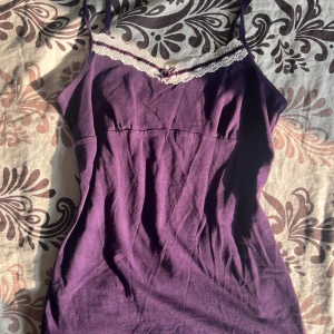 Lila linne med spetsdetaljer - Gulligt linne som tyvärr används för sällan. Passar typ s-m