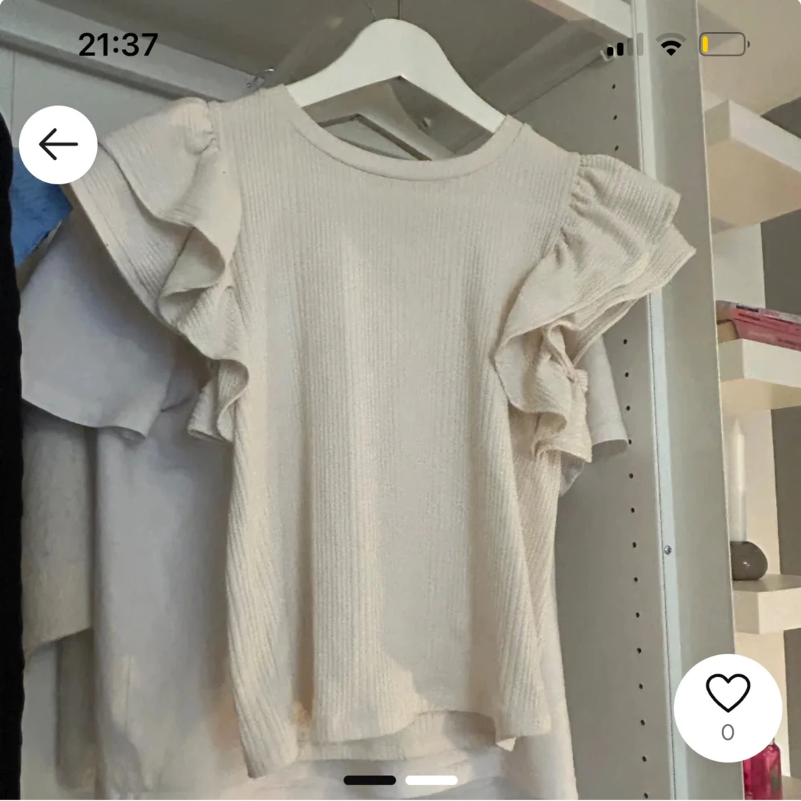 Vit ribbad topp med volangärmar - 92