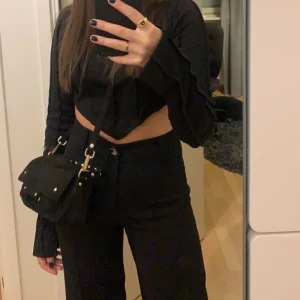 Nunoo bag  - Supersöt nunoo bag köpt för ca 3 år sen, nypris ungefär 1500 kr, Supersöt till vardags eller fest och är i mocka material