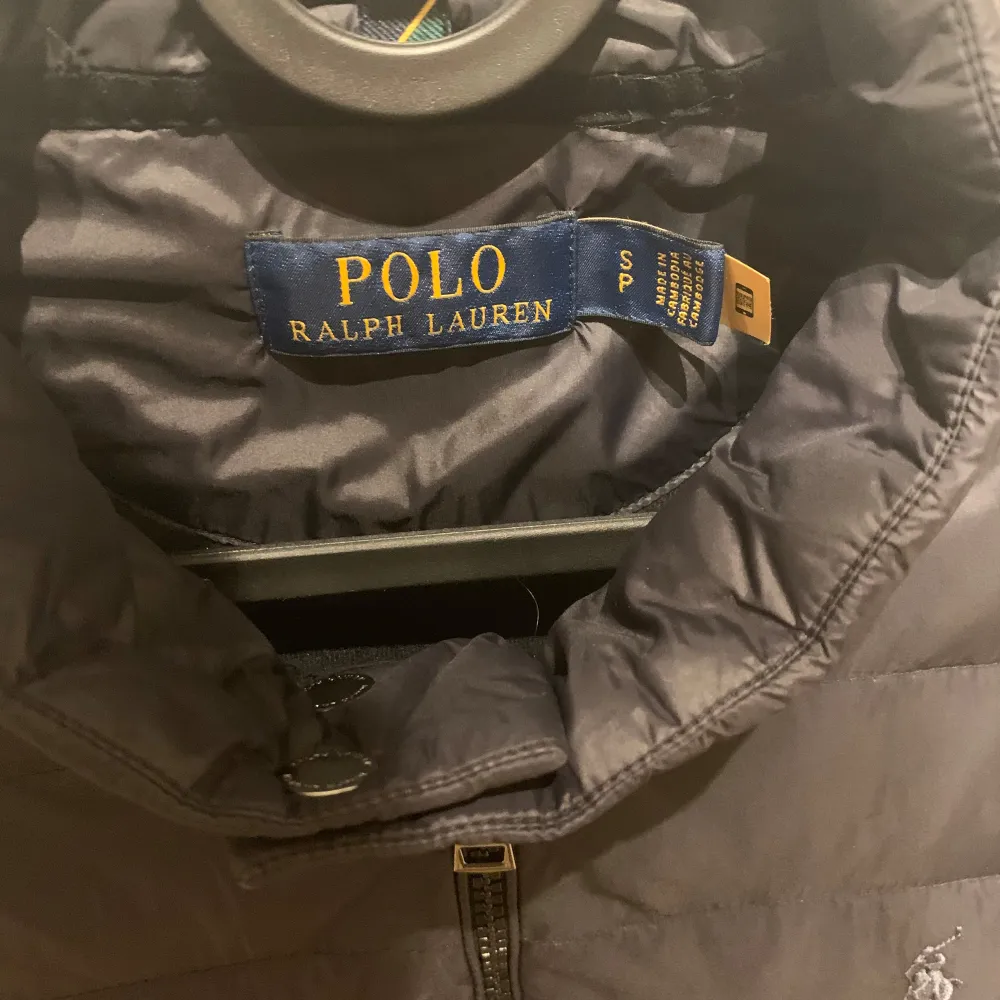 Säljer denna eftertraktade Ralph Lauren cardigan! | Fint skick används lite men inget som direkt märks av! | Storlek S. | Retail: Slutsåld. Mitt pris: 1600kr men kan diskuteras! | Ställ gärna frågor innan du köper!. Jackor.