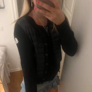 Super fin moncler cardigan i storlek xs!! Lite lite nopprig men inget som syns, annars jätte fint skick. Säljer vid bra bud!!💕💕