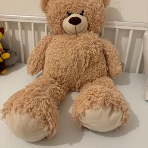 Teddybjörn gosedjur  - I nästan ny skick, längd 85cm