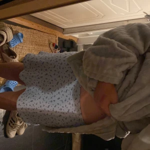 Blå blommig kjol - Blå blommig kjol från H&M i storlek 42. Andvänt en gång. Säljer pga för stor storlek 