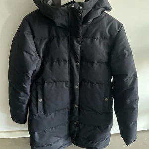 EVEREST VINTERJACKA - Säljer denna fina och varma vinterjacka, medium längd ungefär över knäna. Vattentålig och varm. Många fickor både inne och ute. Nypris: ca 1,500kr