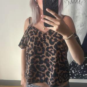 Säljer min älskade leopard topp i strlk S!