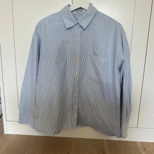 Djerf avenue skjorta - Superfint skick, liiiten fläck längst ner men den syns knappt:)