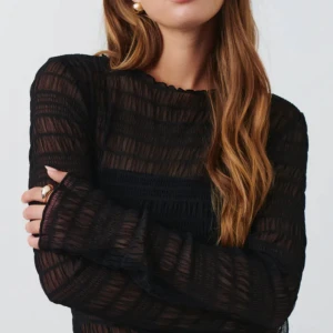 Långärmad mesh tröja - Tröjan är från gina tricot! Använd ungefär 3 gånger, i bra skick 😻 Skriv för fler frågor 💋❤️