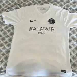 Balmain T-shirt - Hej! Säljer nu den extremt sköna o snygg. T- shirt då jag inte använder den längre. Den är som ny då jag knappast använt den 