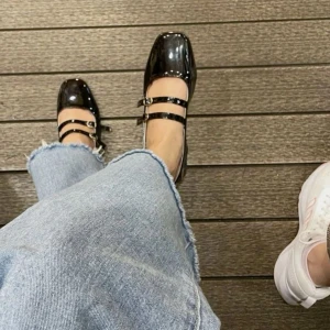 Mary Janes - Säljer ett par Mary Janes, snygga svarta lackskor med klack från Bershka i storlek 37. De har dubbla remmar med spännen för en chic look. Perfekta för både fest och vardag! använd 2 gånger och säljs pga för små i storleken 