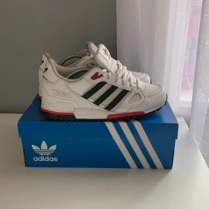 Adidas - Ett par supernice adidas ZX 750 original. Använda väldigt lite och välskött.