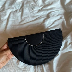 clutch bag - Så fin och elegant svart clutch bag i bra skick. 