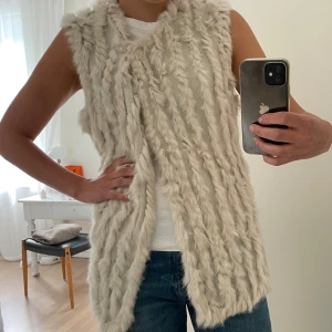 Pälsväst  - Så snygg pälsväst från Soyaconcept🤍